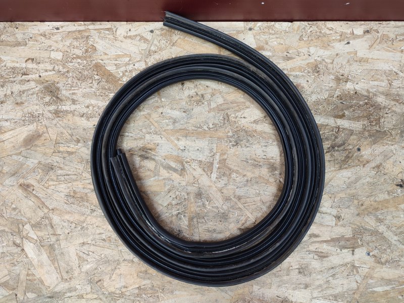 Уплотнительная резинка крышки багажника