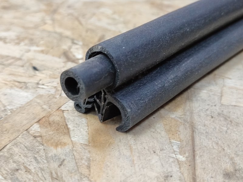 Уплотнительная резинка крышки багажника