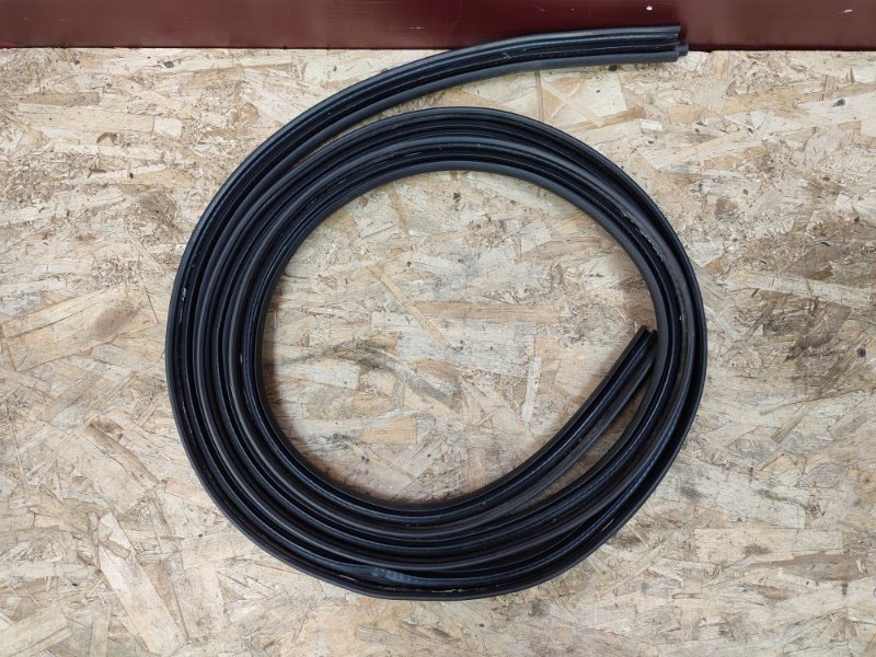 Уплотнительная резинка крышки багажника