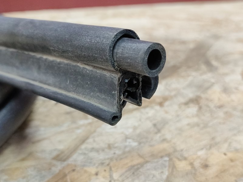 Уплотнительная резинка крышки багажника