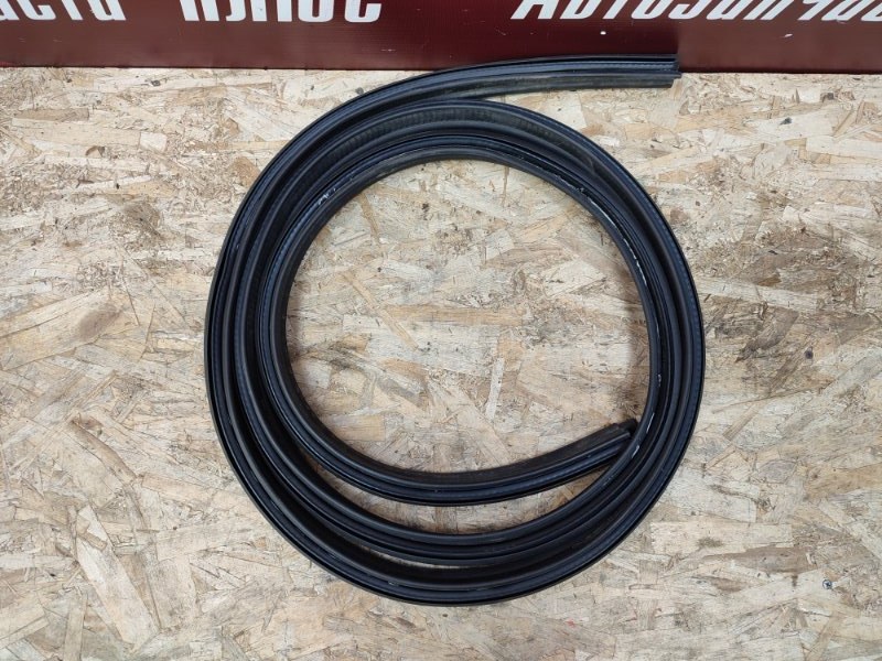 Уплотнительная резинка крышки багажника