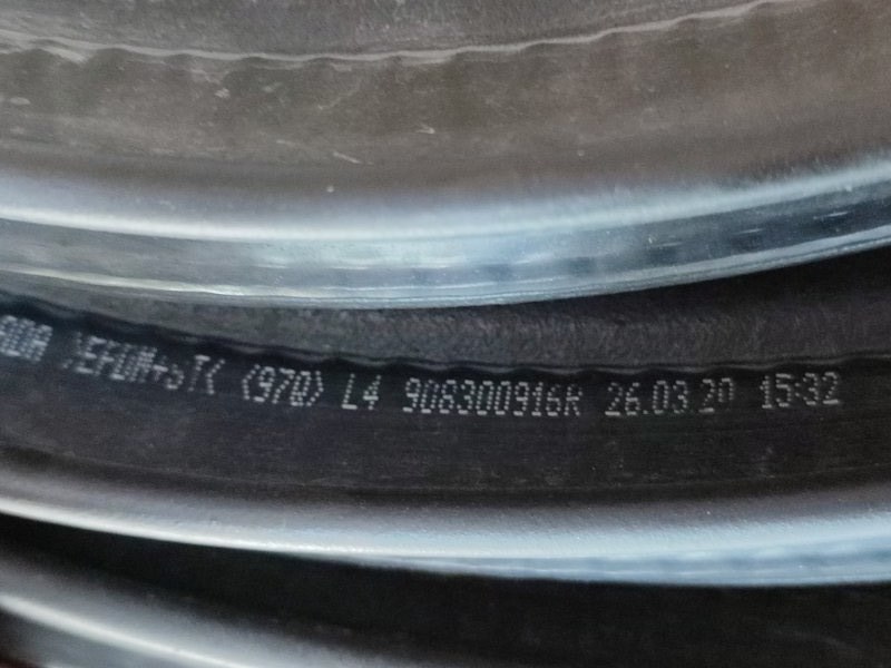 Уплотнительная резинка крышки багажника