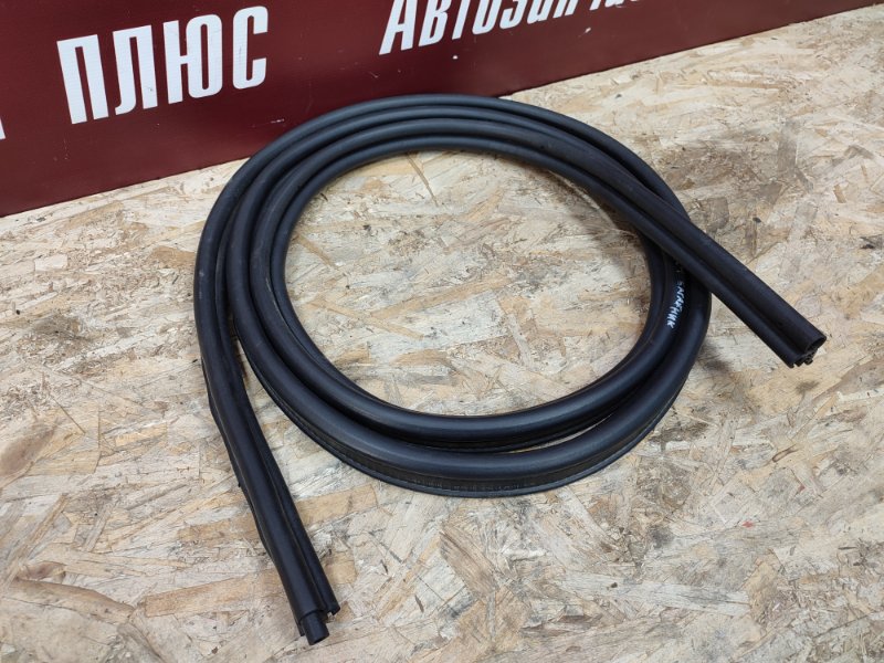 Уплотнительная резинка крышки багажника