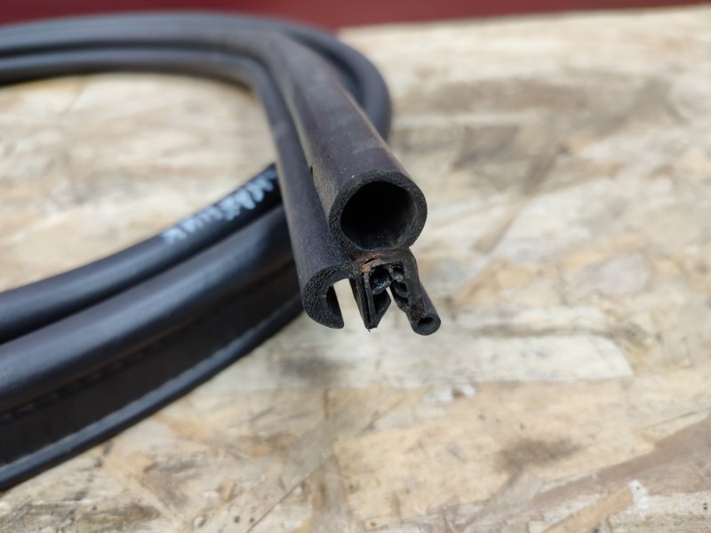 Уплотнительная резинка крышки багажника