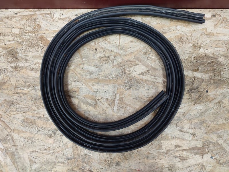 Уплотнительная резинка крышки багажника