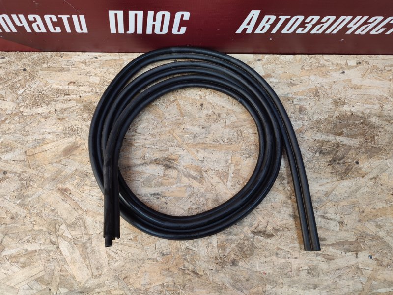 Уплотнительная резинка крышки багажника