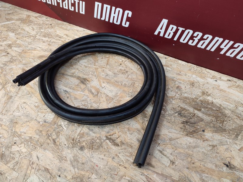 Уплотнительная резинка крышки багажника