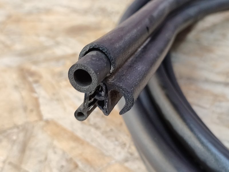 Уплотнительная резинка крышки багажника