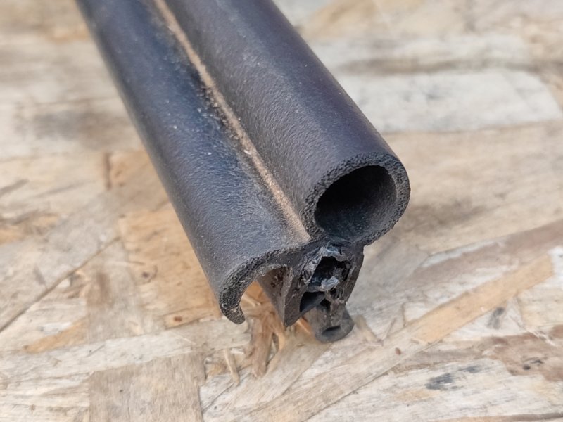 Уплотнительная резинка крышки багажника