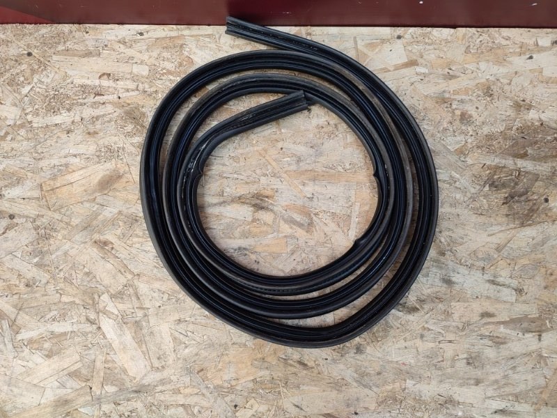 Уплотнительная резинка крышки багажника