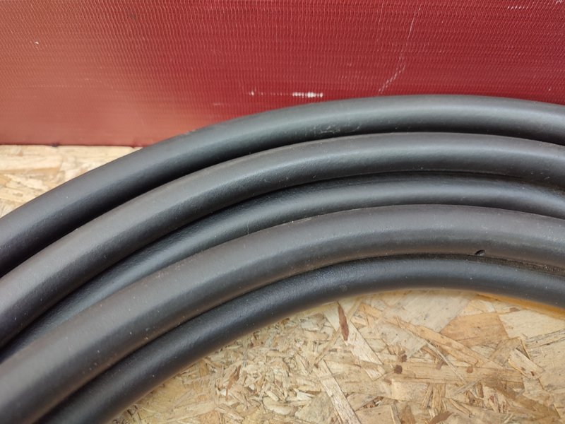 Уплотнительная резинка крышки багажника