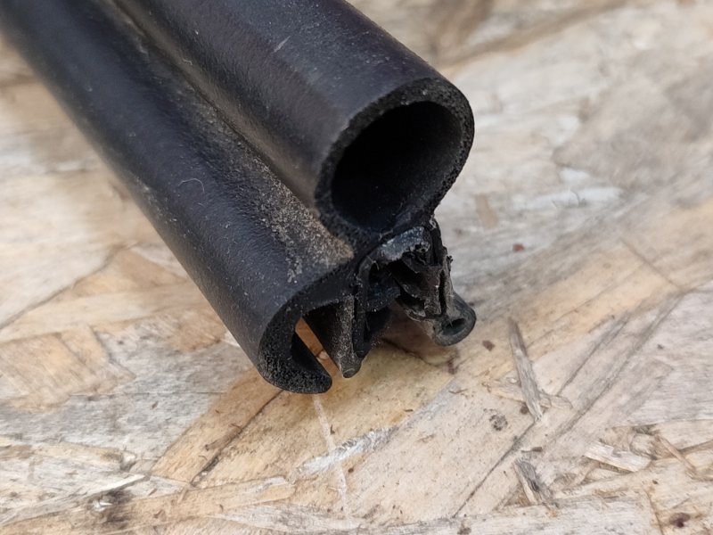 Уплотнительная резинка крышки багажника