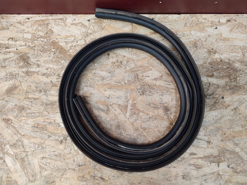 Уплотнительная резинка крышки багажника