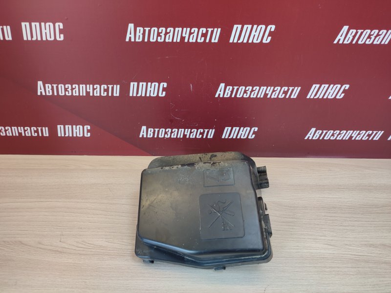Крышка блока предохранителей