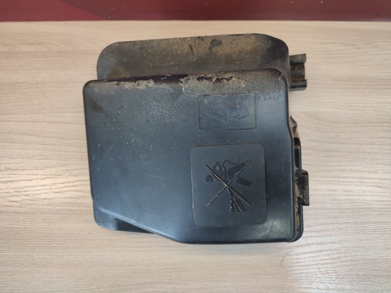 Крышка блока предохранителей