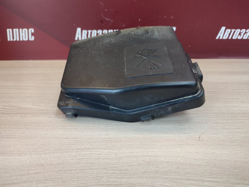 Крышка блока предохранителей