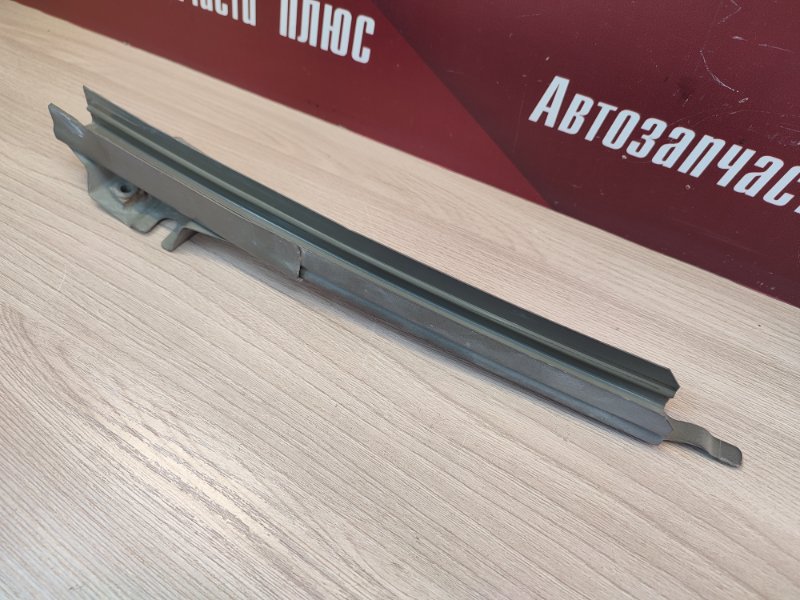 Направляющая стекла     двери