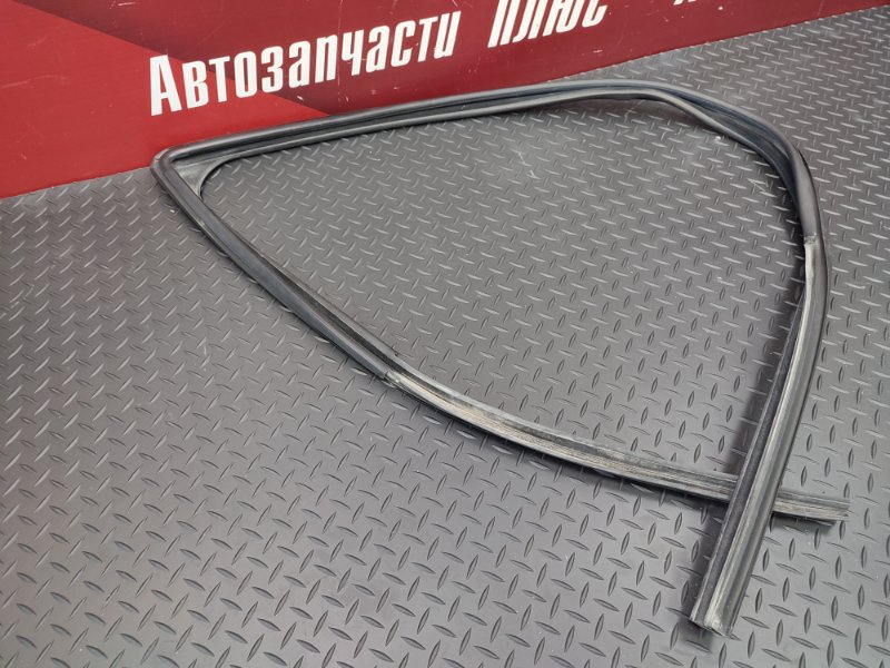 Уплотнитель стекла      двери