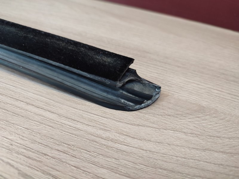 Уплотнитель стекла двери внешний