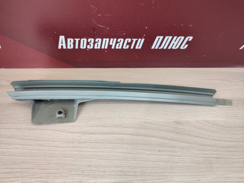 Направляющая стекла     двери