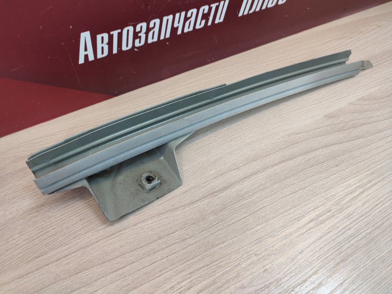 Направляющая стекла     двери