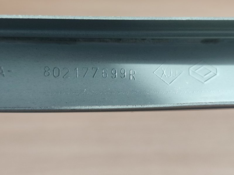 Направляющая стекла     двери