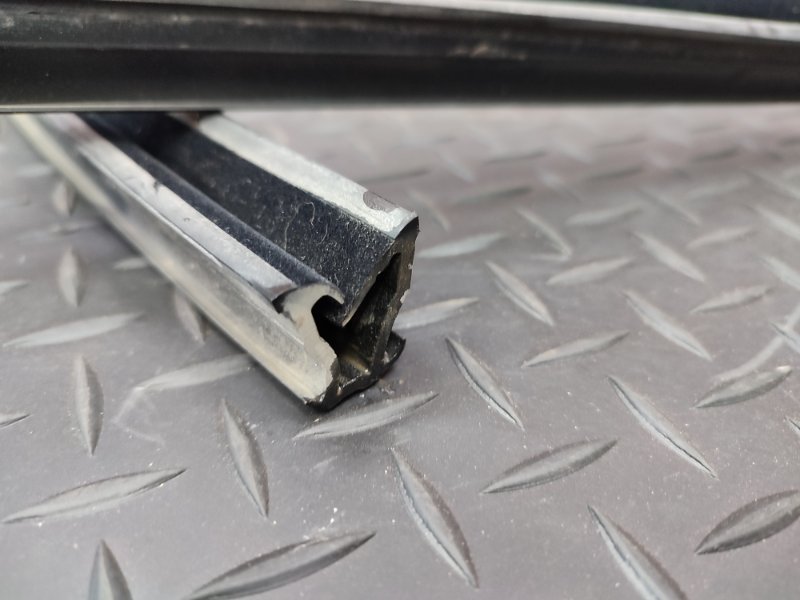 Уплотнитель стекла      двери