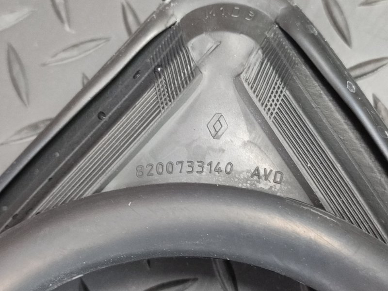 Уплотнитель стекла      двери