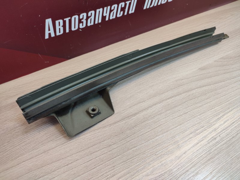Направляющая стекла     двери
