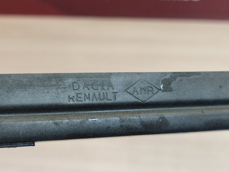 Направляющая стекла     двери