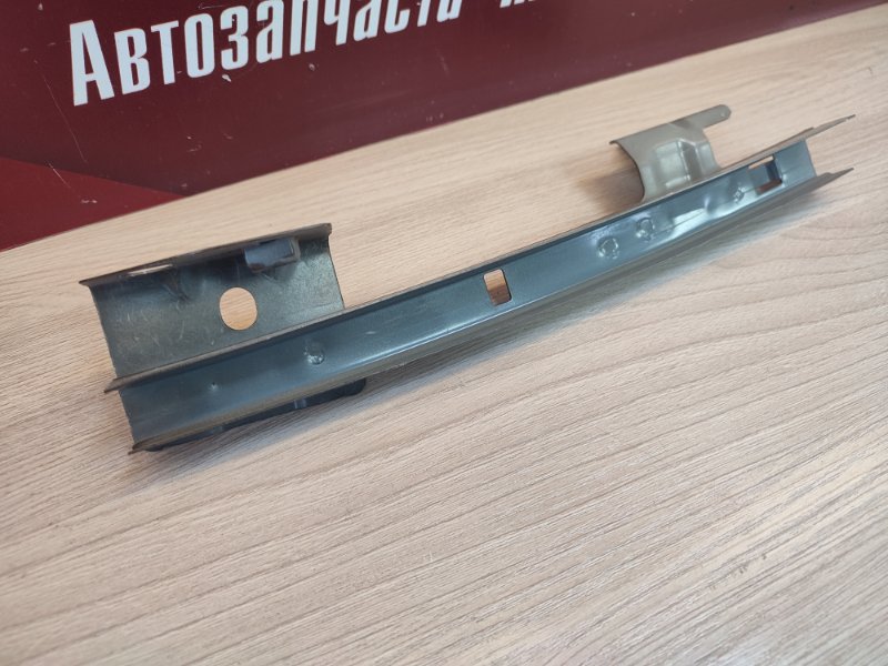 Направляющая стекла     двери