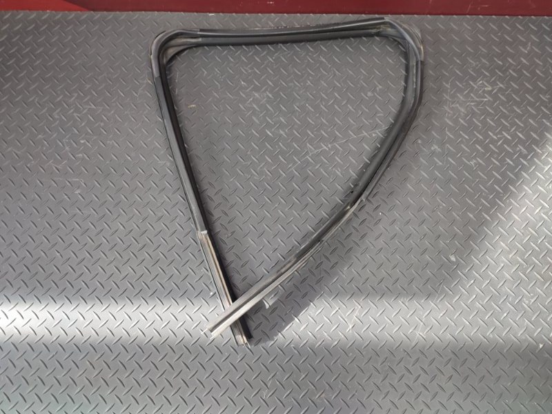 Уплотнитель стекла двери