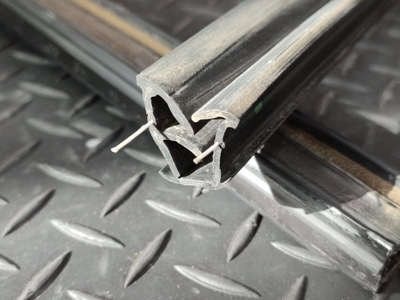 Уплотнитель стекла двери