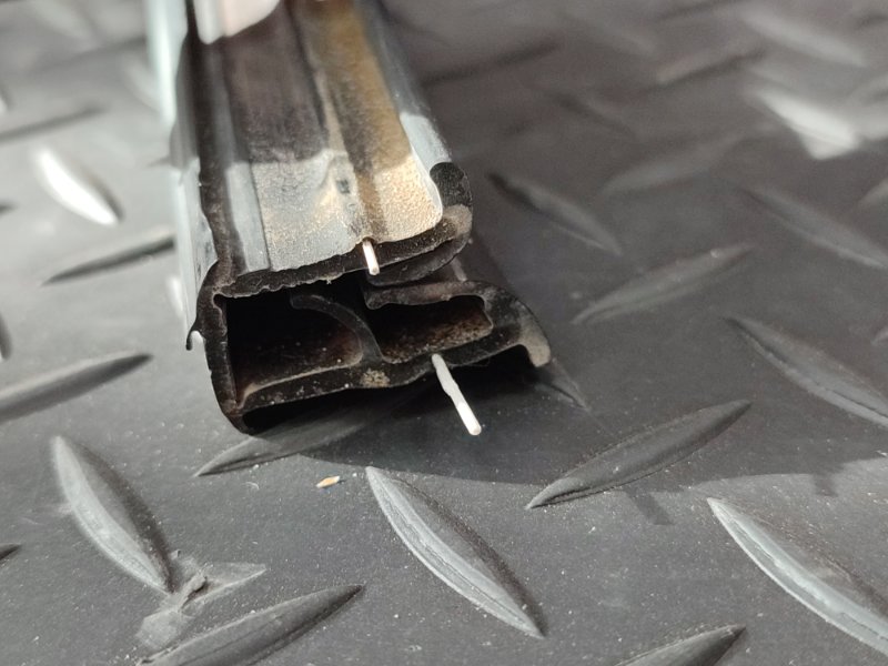 Уплотнитель стекла двери