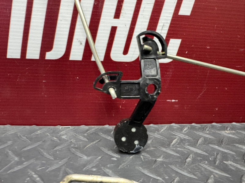 Тяга замка двери