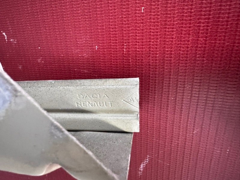 Направляющая стекла     двери