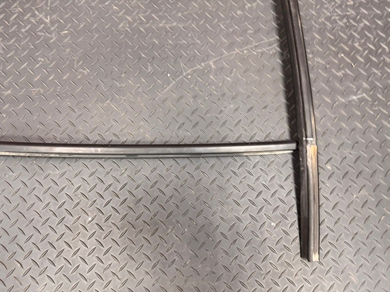 Уплотнитель стекла      двери