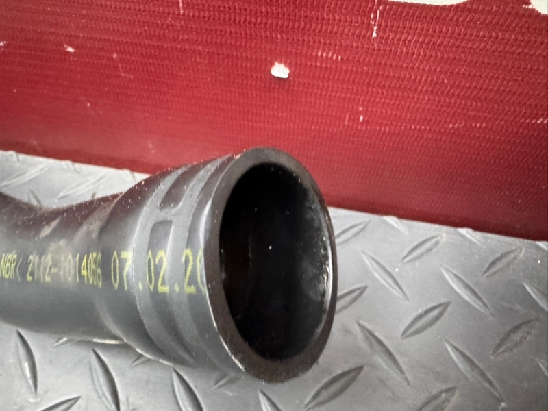 Патрубок вентиляции картерных газов