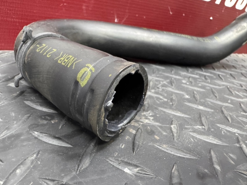 Патрубок вентиляции картерных газов