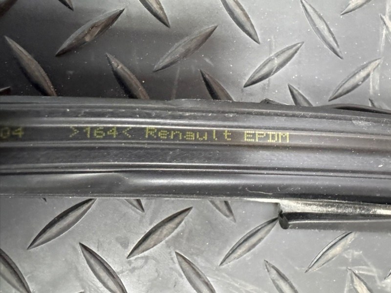 Уплотнитель стекла      двери