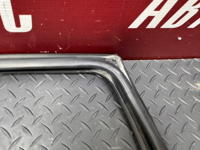 Уплотнитель стекла      двери