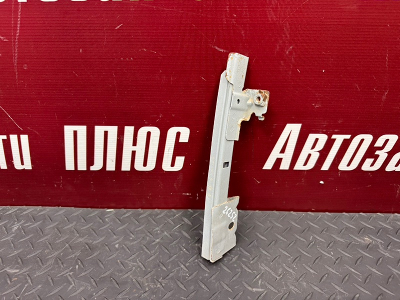 Направляющая стекла     двери