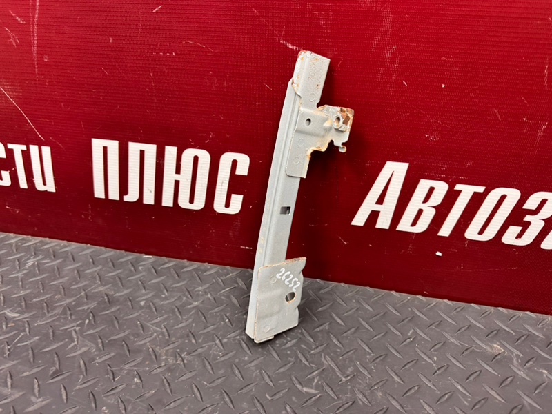 Направляющая стекла     двери