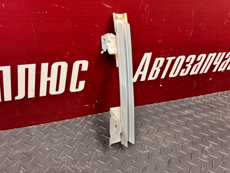 Направляющая стекла     двери