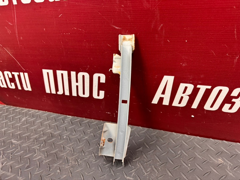 Направляющая стекла     двери