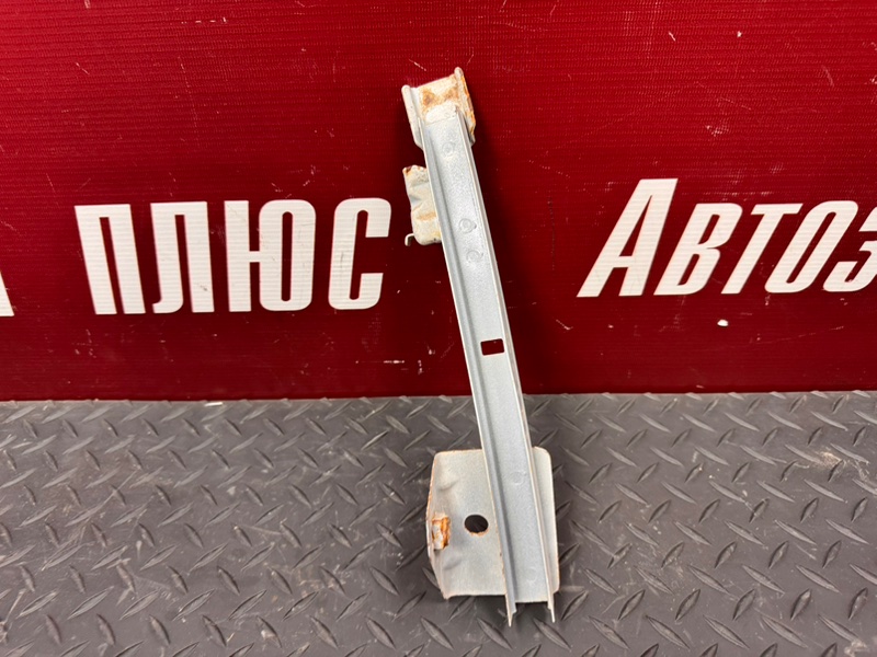 Направляющая стекла     двери