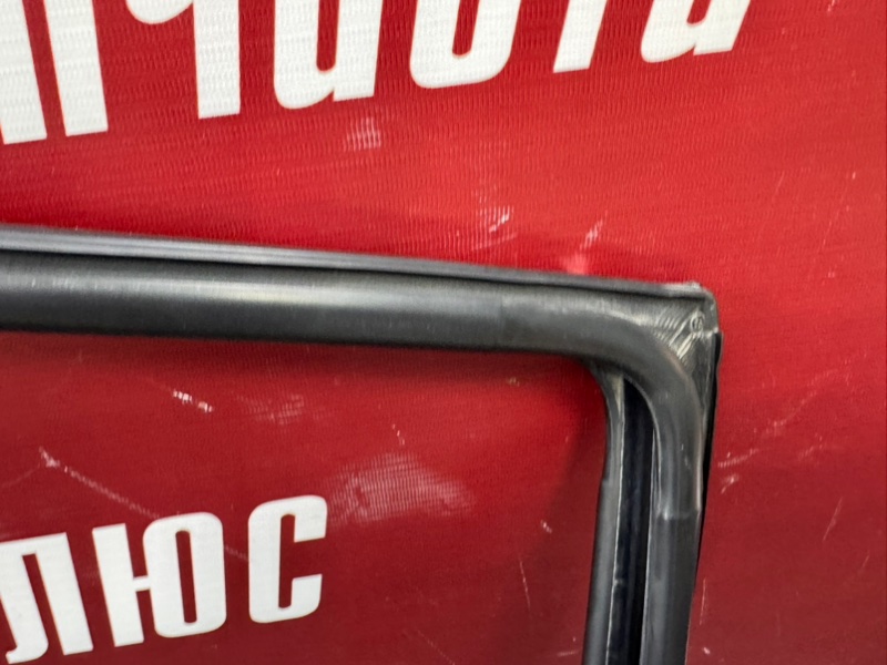 Уплотнитель стекла      двери