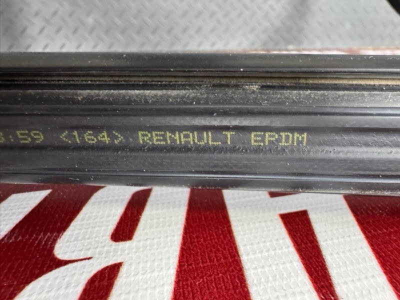 Уплотнитель стекла      двери