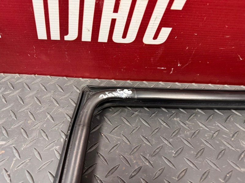 Уплотнитель стекла      двери