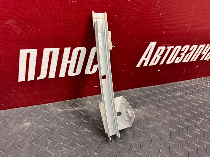 Направляющая стекла     двери